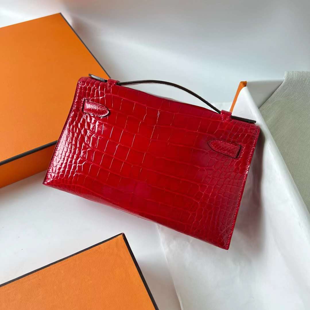 Hermès（爱马仕）Mini Kelly Pochette 亮面美洲鳄鱼皮 Ck95 法拉利红 Braise 银扣 22cm 全手工蜡线缝 Phw