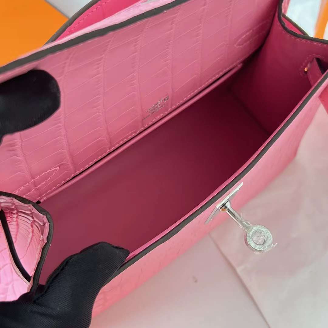 Hermès（爱马仕）Mini Kelly Pochette 雾面美洲鳄鱼皮 5P 樱花粉 银扣 22cm 全手工蜡线缝 Phw