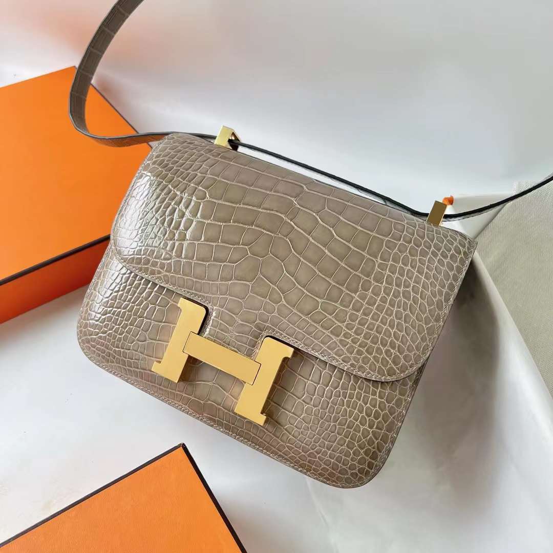 Hermès（爱马仕）Constance 空姐包 亮面美洲鳄鱼皮 Shiny Alligator Crocodile Ck81 斑鸠灰 金扣 24cm 全手工蜡线缝 Ghw