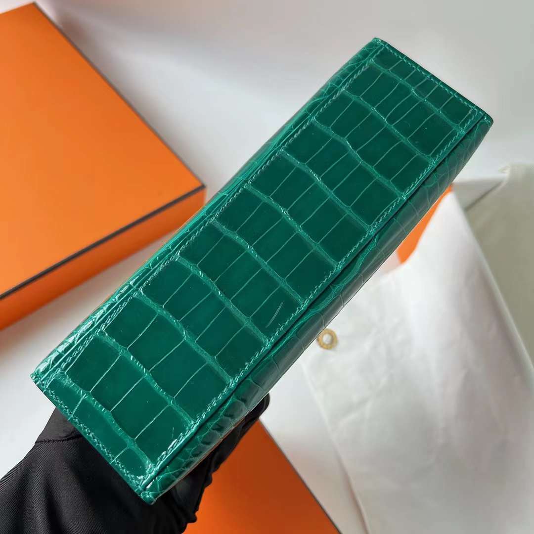 Hermès（爱马仕）Mini Kelly Pochette 亮面美洲鳄鱼皮 6Q 翡翠绿 金扣 22cm 全手工蜡线缝 Ghw