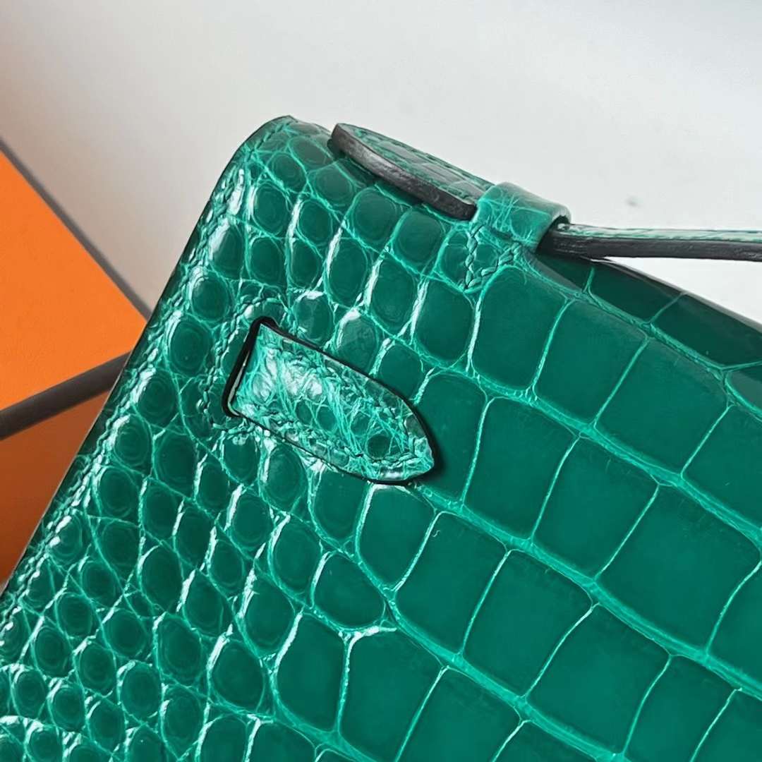 Hermès（爱马仕）Mini Kelly Pochette 亮面美洲鳄鱼皮 6Q 翡翠绿 金扣 22cm 全手工蜡线缝 Ghw