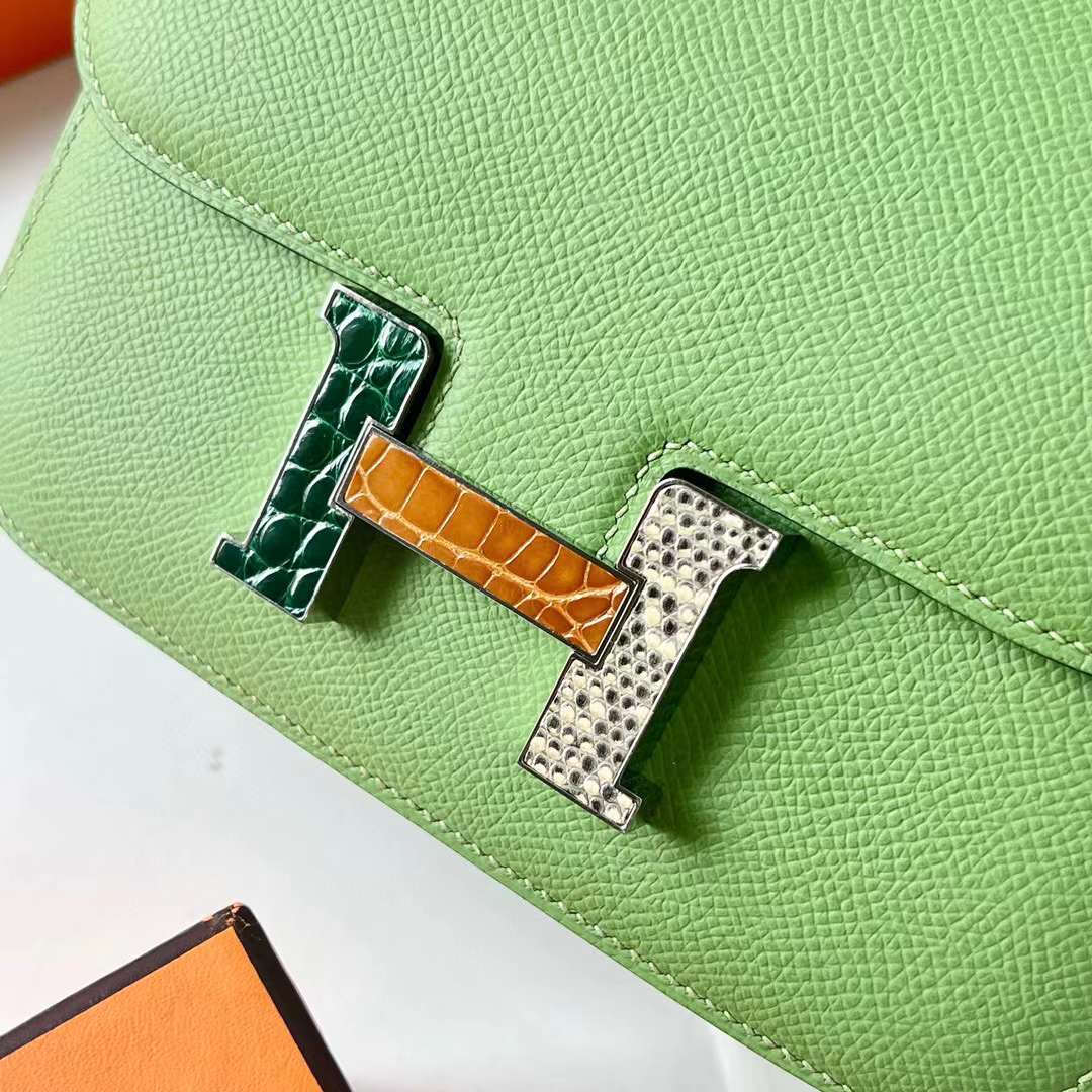 Hermès（爱马仕）Constance 空姐包 Epsom i3 牛油果绿 蜥蜴鳄鱼扣 19cm 全手工蜡线缝 Phw