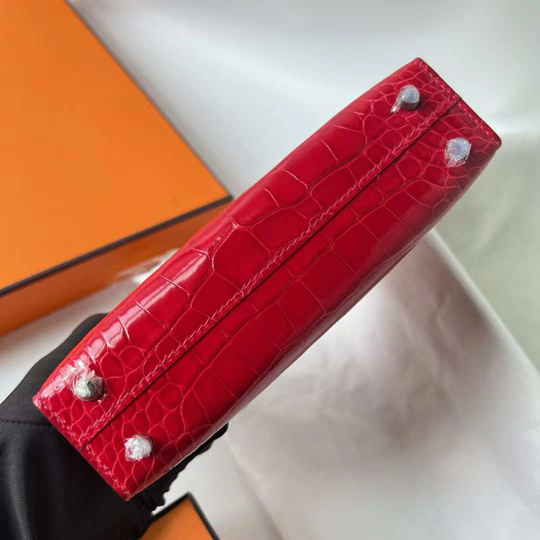 Hermès（爱马仕）Verrou 机枪包 亮面美洲鳄鱼皮 Ck95 法拉利红 银扣 17.5cm 全手工蜡线缝 Phw