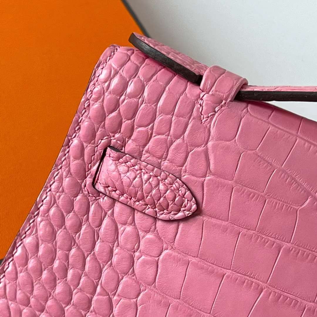 Hermès（爱马仕）Mini Kelly Pochette 雾面美洲鳄鱼皮 5P 樱花粉 银扣 22cm 全手工蜡线缝 Phw