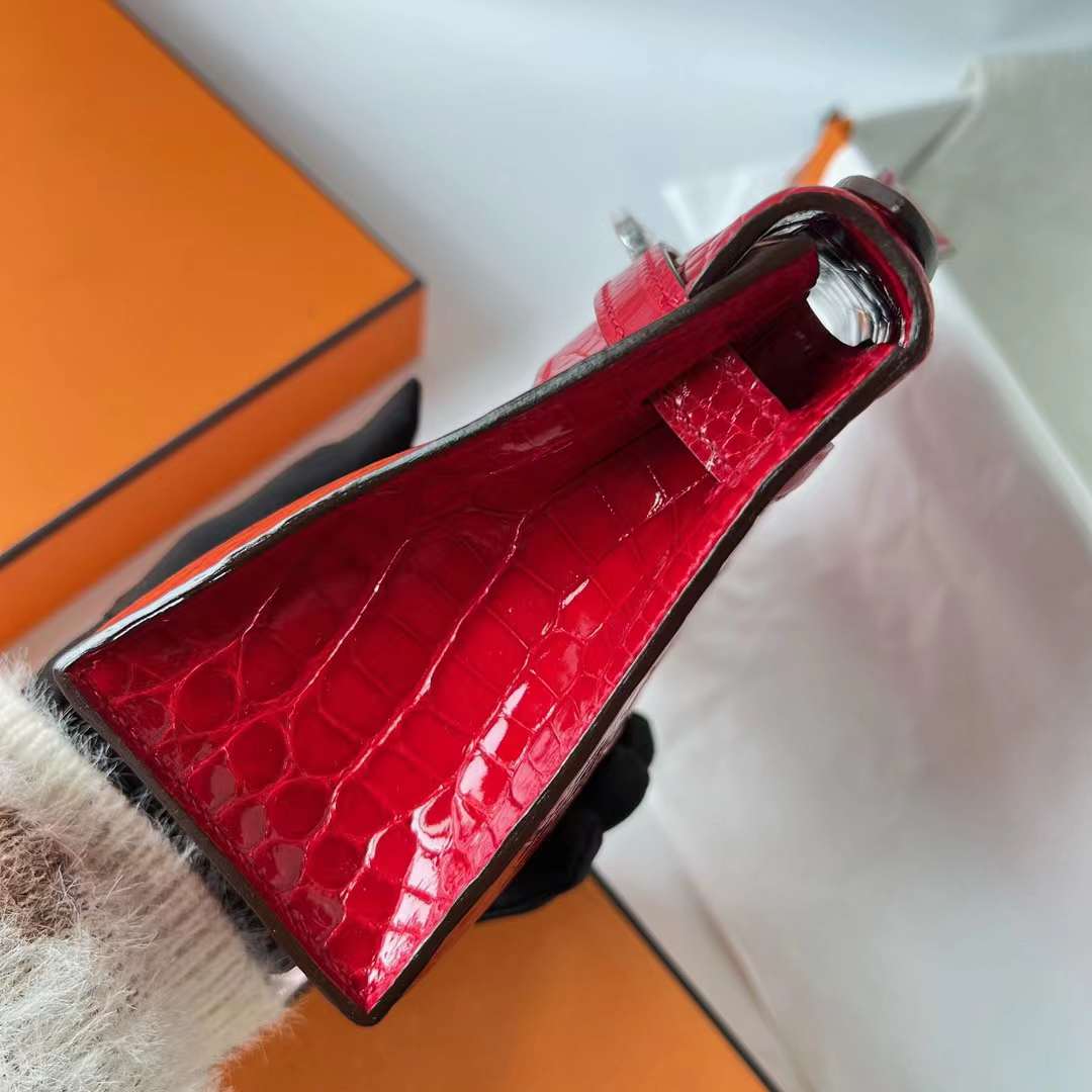 Hermès（爱马仕）Mini Kelly Pochette 亮面美洲鳄鱼皮 Ck95 法拉利红 Braise 银扣 22cm 全手工蜡线缝 Phw