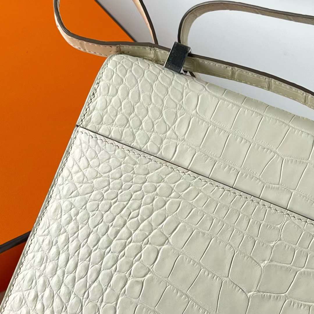 Hermès（爱马仕）Verrou 机枪包 雾面美洲鳄鱼皮 8L 奶油白 银扣 21cm 全手工蜡线缝 Phw