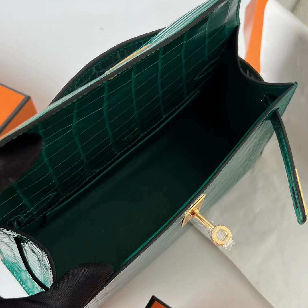 Hermès（爱马仕）Mini Kelly Pochette 亮面美洲鳄鱼皮 6Q 翡翠绿 金扣 22cm 全手工蜡线缝 Ghw