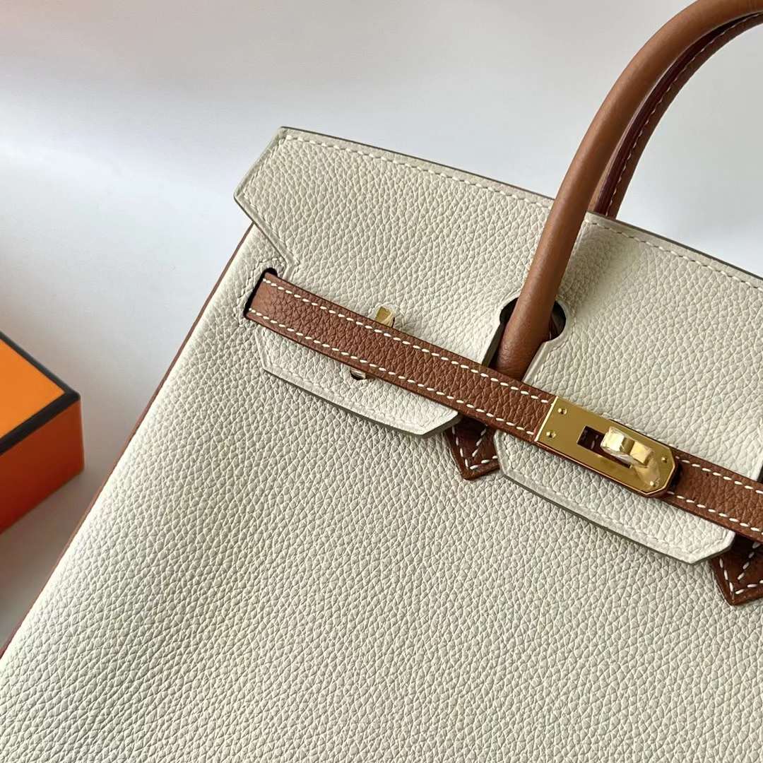 Hermès（爱马仕）Birkin 铂金包 Togo皮 顶级小牛皮 Ck10 奶昔白 拼 Ck37 金棕色 金扣 25cm 全手工蜡线缝 Ghw