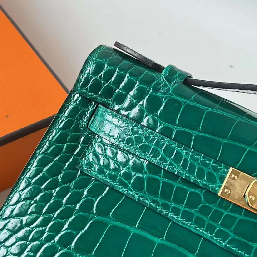 Hermès（爱马仕）Mini Kelly Pochette 亮面美洲鳄鱼皮 6Q 翡翠绿 金扣 22cm 全手工蜡线缝 Ghw