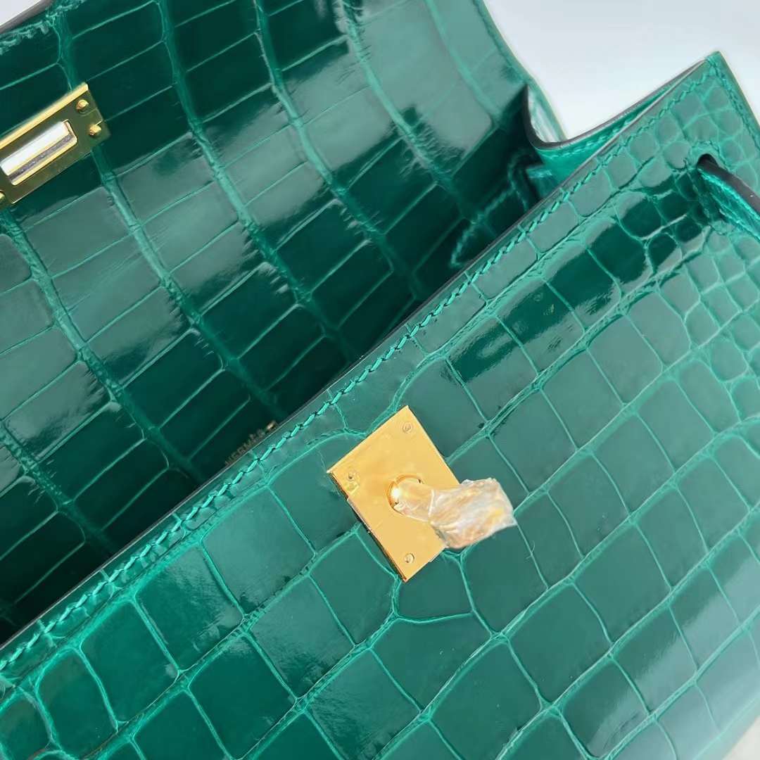 Hermès（爱马仕）Mini Kelly Pochette 亮面美洲鳄鱼皮 6Q 翡翠绿 金扣 22cm 全手工蜡线缝 Ghw
