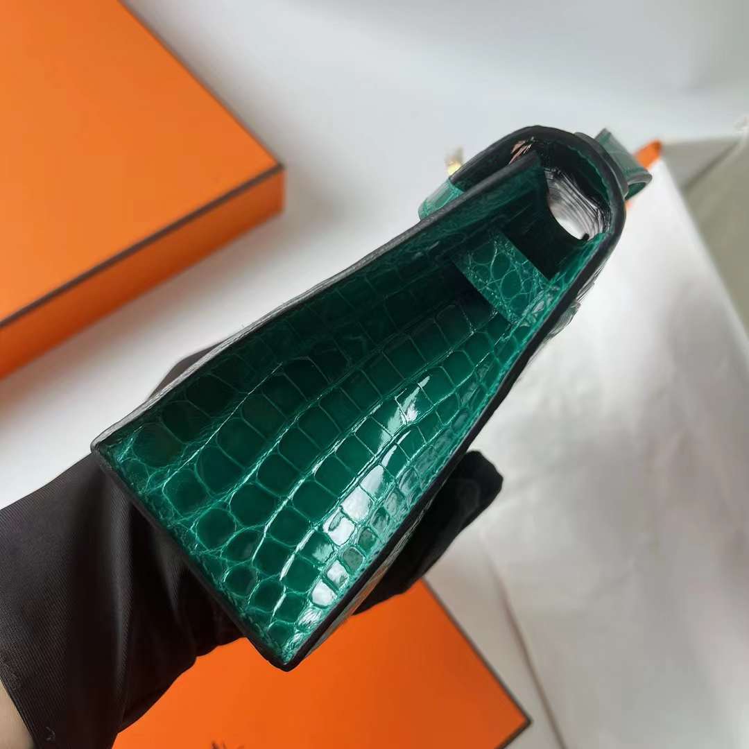Hermès（爱马仕）Mini Kelly Pochette 亮面美洲鳄鱼皮 6Q 翡翠绿 金扣 22cm 全手工蜡线缝 Ghw