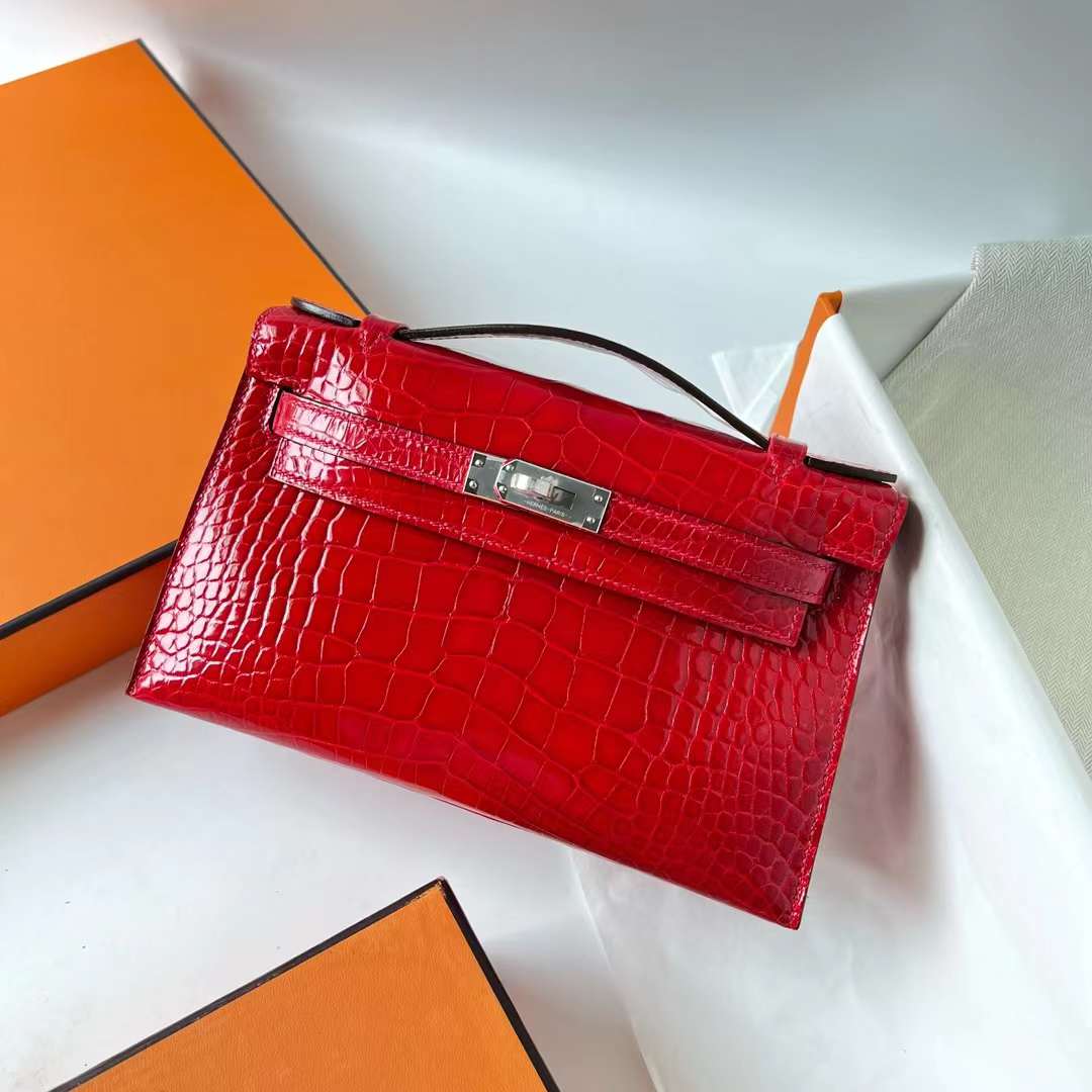 Hermès（爱马仕）Mini Kelly Pochette 亮面美洲鳄鱼皮 Ck95 法拉利红 Braise 银扣 22cm 全手工蜡线缝 Phw