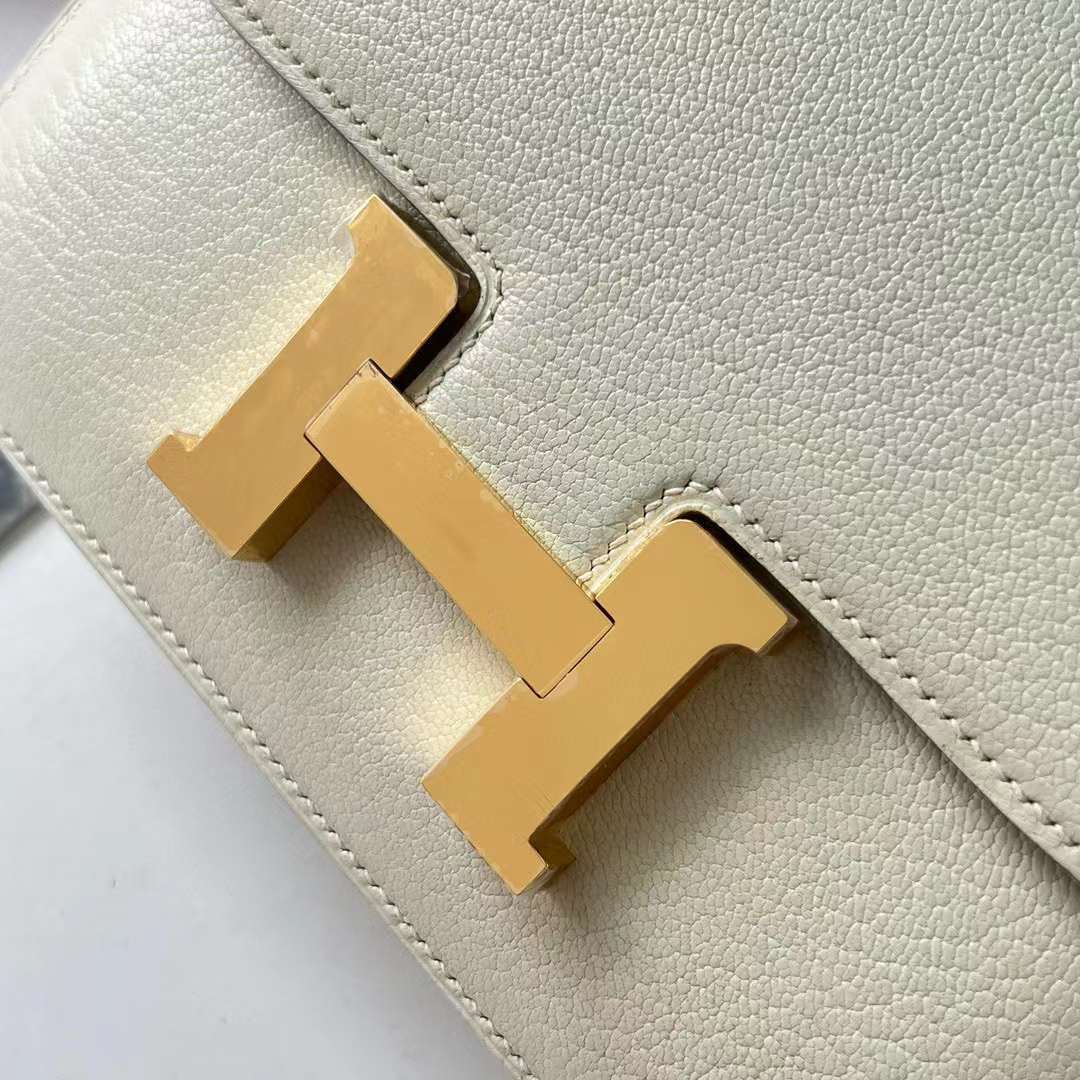 Hermès（爱马仕）Constance 空姐包 镜子款 Chever 进口山羊皮 0T 蘑菇白 内拼 4B 饼干色 金扣 18cm 全手工蜡线缝 Ghw