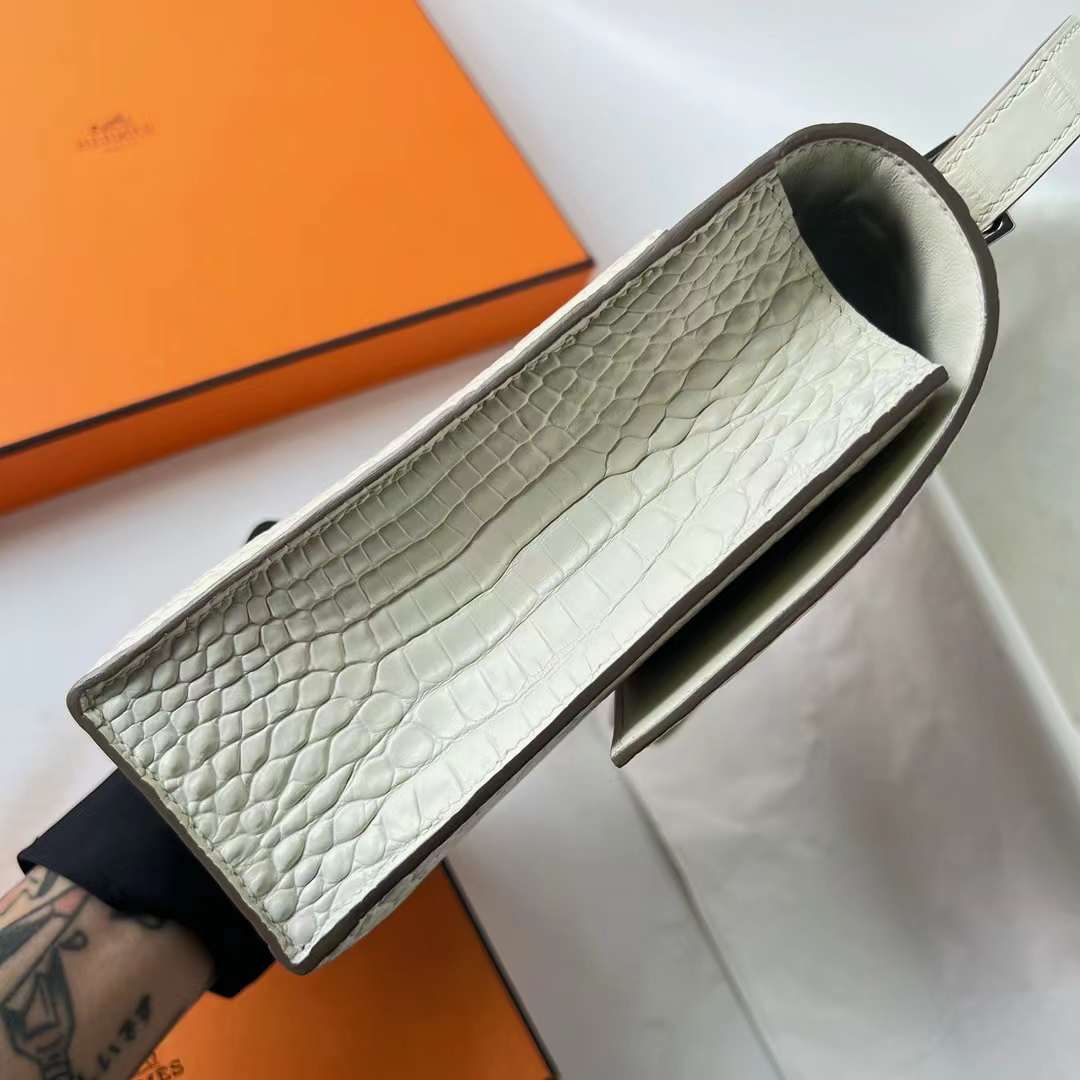 Hermès（爱马仕）Verrou 机枪包 雾面美洲鳄鱼皮 8L 奶油白 银扣 21cm 全手工蜡线缝 Phw