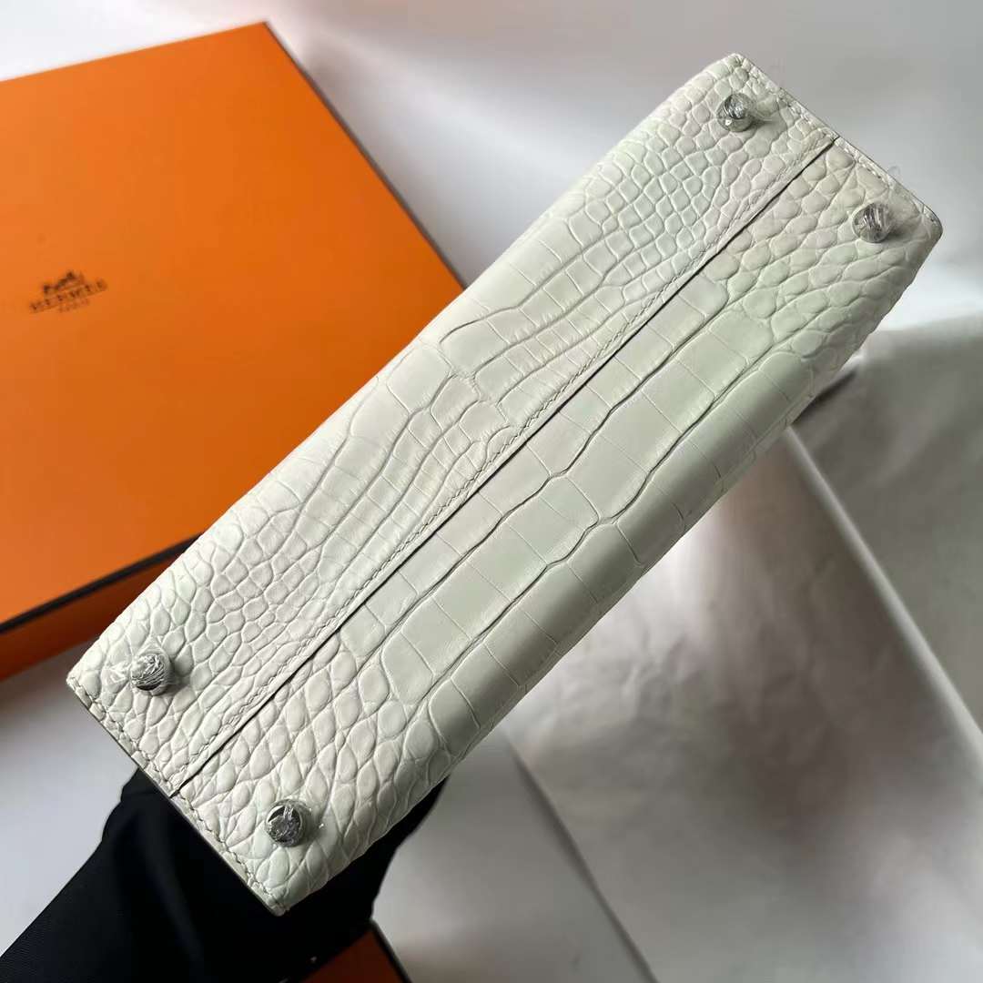 Hermès（爱马仕）Verrou 机枪包 雾面美洲鳄鱼皮 8L 奶油白 银扣 21cm 全手工蜡线缝 Phw
