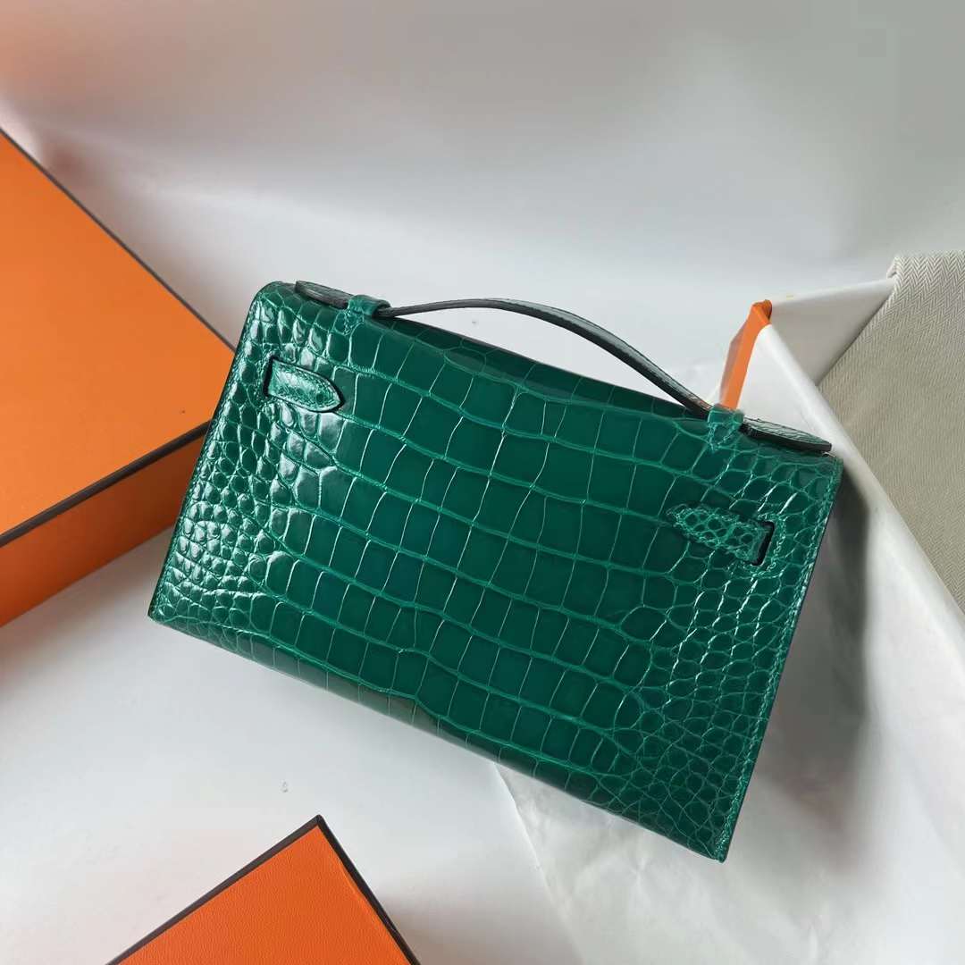 Hermès（爱马仕）Mini Kelly Pochette 亮面美洲鳄鱼皮 6Q 翡翠绿 金扣 22cm 全手工蜡线缝 Ghw