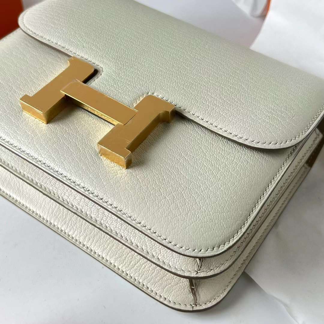 Hermès（爱马仕）Constance 空姐包 镜子款 Chever 进口山羊皮 0T 蘑菇白 内拼 4B 饼干色 金扣 18cm 全手工蜡线缝 Ghw