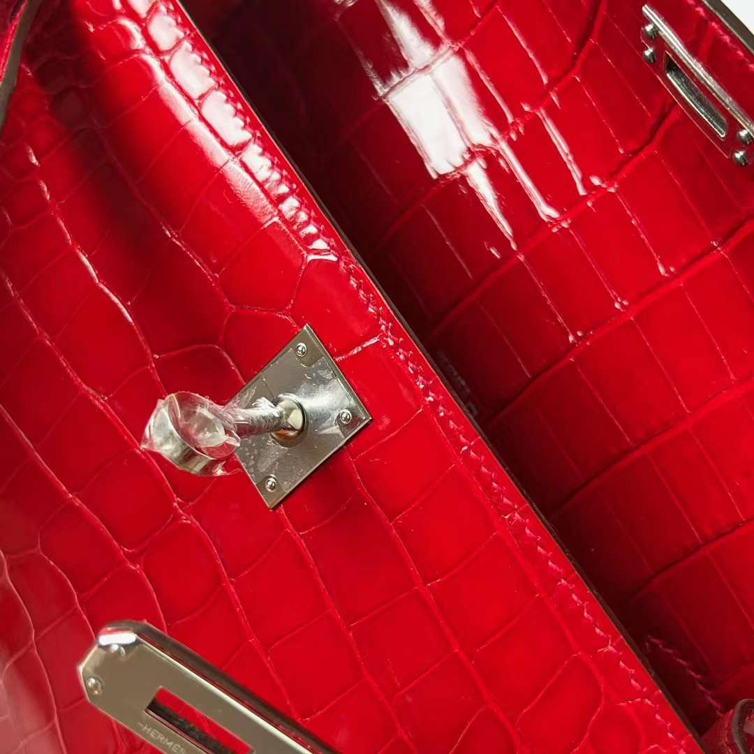Hermès（爱马仕）Mini Kelly Pochette 亮面美洲鳄鱼皮 Ck95 法拉利红 Braise 银扣 22cm 全手工蜡线缝 Phw