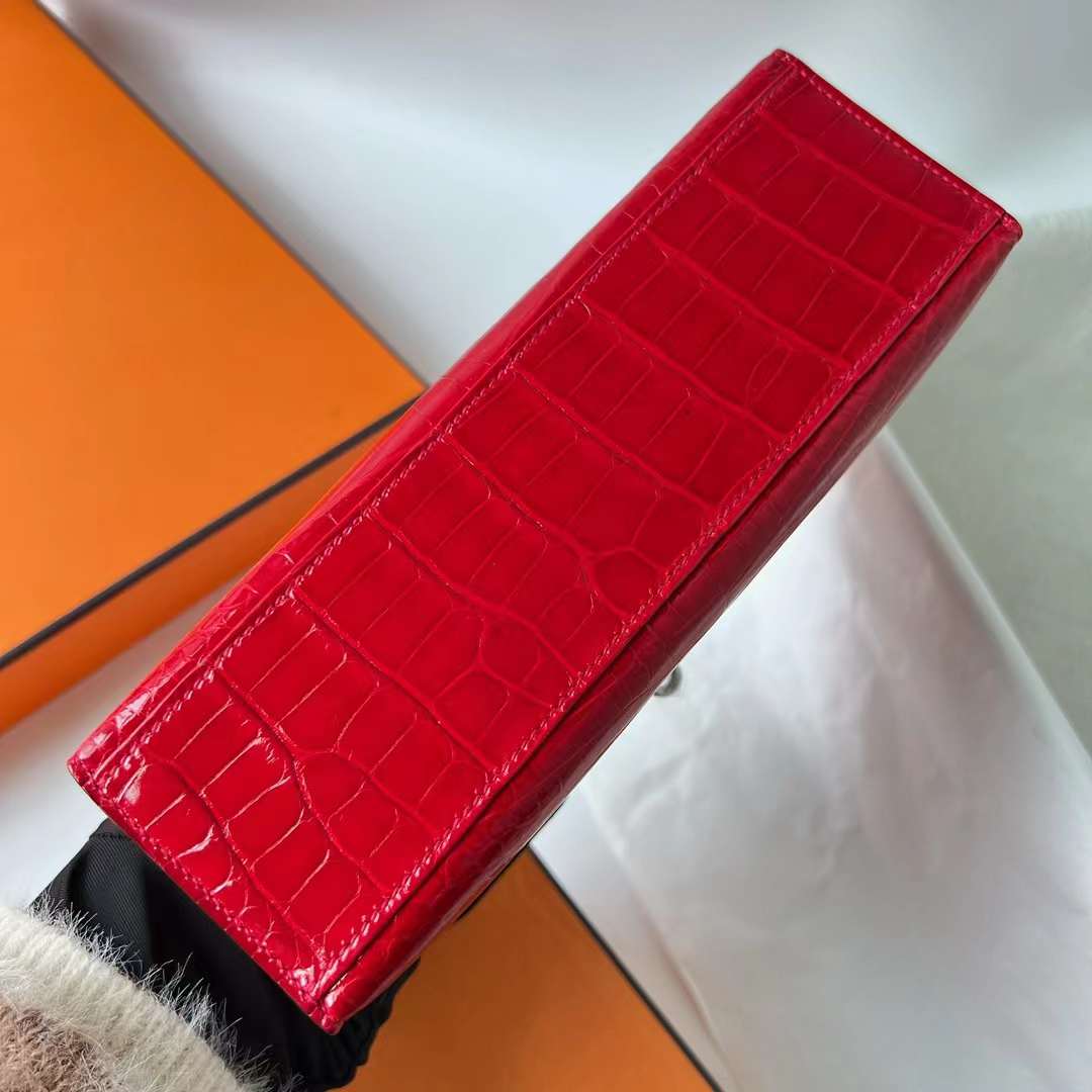 Hermès（爱马仕）Mini Kelly Pochette 亮面美洲鳄鱼皮 Ck95 法拉利红 Braise 银扣 22cm 全手工蜡线缝 Phw