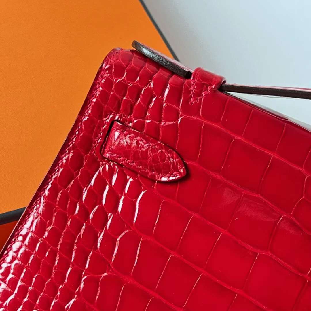Hermès（爱马仕）Mini Kelly Pochette 亮面美洲鳄鱼皮 Ck95 法拉利红 Braise 银扣 22cm 全手工蜡线缝 Phw