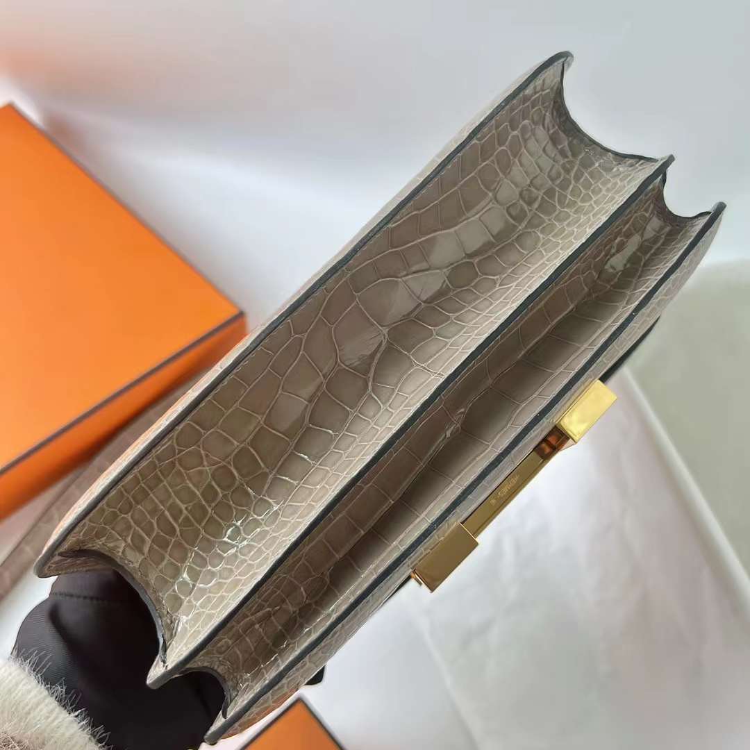 Hermès（爱马仕）Constance 空姐包 亮面美洲鳄鱼皮 Shiny Alligator Crocodile Ck81 斑鸠灰 金扣 24cm 全手工蜡线缝 Ghw